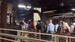 «Αυτή θα είναι η τελευταία σας μέρα στη Γη»: Πανικός σε τρένο της Νέας Υόρκης - Πηδούσαν από τα παράθυρα οι επιβάτες