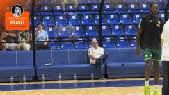 Μία ώρα πριν από το τζάμπολ του αγώνα με την ΑΕΚ, ο Ομπράντβιτς παρακολουθούσε την προθέρμανση των παικτών του