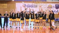 Η απονομή του Super Cup στον θριαμβευτή Αθηναϊκό