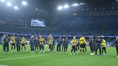 Απογοήτευση από το 5-1, αλλά και χειροκροτημα για τους παίκτες της ΑΕΚ που πήγαν στον κόσμο τους