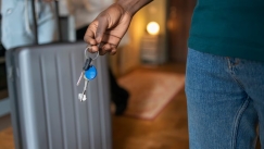 Η Airbnb αλλάζει τους κανόνες της: Ποιες εργασίες απαγορεύεται να ζητούνται