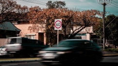 Κακόγουστη φάρσα στη Γερμανία: Άλλαξαν μια πινακίδα κυκλοφορίας και κατέληξαν να επιβάλουν πρόστιμο σε 400 άτομα για υπερβολική ταχύτητα