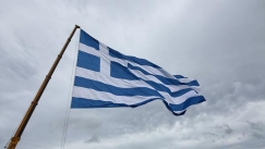 Υψώθηκε η μεγαλύτερη ελληνική σημαία στον κόσμο: Χρόνια πολλά από την Σαντορίνη