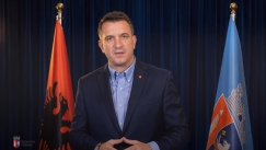 Μέσα από την φυλακή: Ο δήμαρχος Τιράνων συνεχίζει να ασκεί τα καθήκοντά του με την βοήθεια ΑΙ (vid)