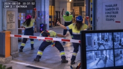 Ισπανία: Έκαναν πάρτι με μπίρες μέσα στο εργοστάσιο και απολύθηκαν – Τους κατέγραψαν οι κάμερες να χορεύουν με την μπάρα εισόδου