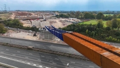 Εντυπωσιακή επιχείρηση στη Βρετανία: Γέφυρα 4.750 τόνων μετακινήθηκε σε 9 ώρες ενώ περνούσαν αυτοκίνητα