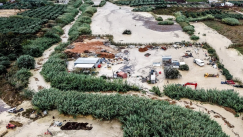 Η συγκλονιστική στιγμή που τα ορμητικά νερά «μπουκάρουν» σε σπίτι στην Κρήτη (vid)