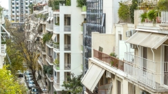 Ο δρόμος που χωρίζει και συνδέει τα Εξάρχεια με το Κολωνάκι