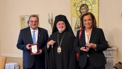 Ο Αρχιεπίσκοπος Αμερικής, Ελπιδοφόρος, τίμησε τον πρόεδρο της ΕΟΕ, Ισίδωρο Κούβελο