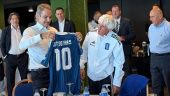 Ο Κυριάκος Μητσοτάκης επισκέφθηκε την Εθνική Ελλάδος: Πήρε τη φανέλα με το «10»