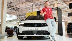 Οι παίκτες του Ολυμπιακού στο περίπτερο της Opel στην AUTO ATHINA 2026