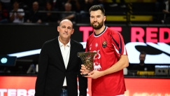 Στο «πόδι» η Sunel Arena για τον Άλεκ Πίτερς - Βραβεύτηκε από τον Ολυμπιακό ο πρώην φόργουορντ της ομάδας