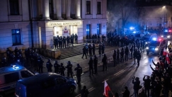 «Πραξικόπημα» καταγγέλλει η αντιπολίτευση στην Πολωνία: Πολιτική θύελλα με φόντο το Συνταγματικό Δικαστήριο