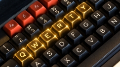 Γιατί τα πληκτρολόγια ξεκινούν με QWERTY και όχι με ABCD: Η μηχανική βλάβη που καθιέρωσε το σύστημα