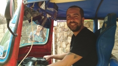 Ο Θάνος Arubas στο Gazzetta για τις «Ιστορίες Από 47 Γωνιές Του Πλανήτη»: Ο οπαδός της Λάρισας που γνώρισε την απόλυτη αποθέωση στη Λανούς