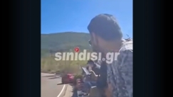 Η στιγμή που οδηγός αγώνων πέφτει σε βράχια: Σοκαριστικό τροχαίο στο Αγρίνιο