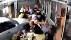 Τρόμος σε ταβέρνα της Θεσσαλονίκης: Η στιγμή που μεθυσμένος οδηγός πέφτει πάνω σε τραπέζια και εκτοξεύει θαμώνες (vid)