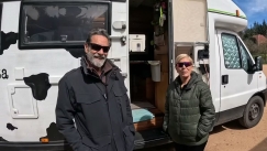 Zευγάρι συνταξιούχων μετακόμισε σε ένα τροχόσπιτο 7 τ.μ.: «Ζούμε με 70 ευρώ την εβδομάδα»