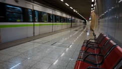  Άνδρας έπεσε στις ράγες του μετρό στην Αγία Παρασκευή: Απεγκλωβίστηκε χωρίς τις αισθήσεις του