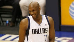 Ο Λαμάρ Όντομ προσφέρει βοήθεια στον Καμερουνέζο που ζει στον εμφύλιο και θέλει να παίξει μπάσκετ