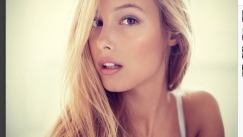 Η Vicky Varga αγαπάει την Σαντορίνη (pics)