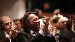 Με τη σκούπα στο χέρι ο Ψινάκης παραδίδει το νέο γήπεδο (pic)