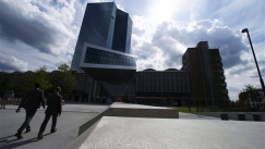 Οι ξένοι βλέπουν «μισή λύση» για το χρέος και φθορά της κυβέρνησης