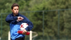 Χάσι: «Μην σηκώνετε την μπάλα, παίζετε σωστά με την μία»