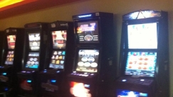 Ντου της ΕΛ.ΑΣ κατάστημα με παράνομα τυχερά παιχνίδια: 12 συλλήψεις για «φρουτάκια», «ρουλέτα» και «τρίλιζα»