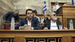 Βγήκαν τα... μαχαίρια στη Βουλή για τον Σαρωνικό