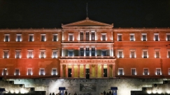 Φωταγωγήθηκε η Βουλή για την Παγκόσμια Ημέρα για την εξάλειψη της βίας κατά των γυναικών (pics)