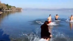 Τρομερό unfair από «κοκέτα»: Με την τσάντα της αγκαλιά... βούτηξε για το Σταυρό! (vid)