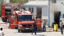 Υπό έλεγχο η φωτιά σε εργοστάσιο στη Μάνδρα: Ανασύρθηκε νεκρός ένας 54χρονος (vid)