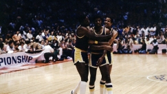 Όταν ο rookie «Μάτζικ» έπαιξε σέντερ, διέλυσε τους Σίξερς και βγήκε MVP! (vids)