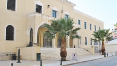 Εν μέσω χειροκροτημάτων στα δικαστήρια Ζακύνθου ο 26χρονος πατροκτόνος (pic & vid)