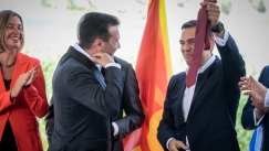 Ο Ζάεφ έβγαλε την γραβάτα του και την χάρισε στον Τσίπρα (pics & vid)