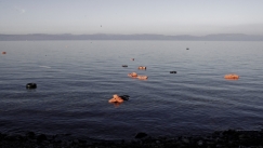 Οι 442 μετανάστες και πρόσφυγες που επιβαίνουν σε δυο στρατιωτικά πλοία νότια της Σικελίας αναμένουν μια πολιτική λύση