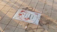 Οι οπαδοί της Ατλέτικο επιτέθηκαν στην πλάκα του Κουρτουά έξω από το γήπεδό τους (pic)