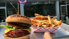 Το burger που ξεπουλάει δεν έχει κρέας!