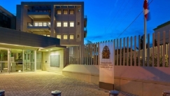 Επίθεση του Ρουβίκωνα με μπογιές και βαριοπούλες στην πρεσβεία του Καναδά (vid)