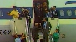 Τριάντα χρόνια από το νεύμα του Ανδρέα Παπανδρέου που σύστησε στο Πανελλήνιο την αεροσυνοδό Δήμητρα (pic & vids)