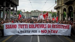 Χιλιάδες διαδηλωτές στο Τορίνο ενάντια στη νέα σιδηροδρομική σύνδεση με τη Γαλλία (vid)
