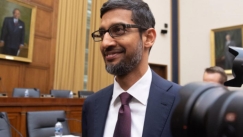 O CEO της Google εξηγεί πως προκύπτει η φωτογραφία Τραμπ στην αναζήτηση της λέξης «ηλίθιος»