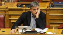 Τσακαλώτος: «Να ηττηθούν οι δυνάμεις που ψαρεύουν σε νερά με πίσσα»