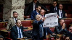 Βουλευτής σήκωσε πανό μέσα στη Βουλή: «Δεν φταίει η Δημοκρατία» (pics)