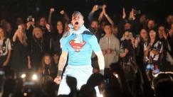 O Πασχαλάκης ντύθηκε... Superman! (vid & pics)