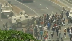 Βενεζουέλα: Η στιγμή που τεθωρακισμένα οχήματα ποδοπατούν πολίτες (vid)