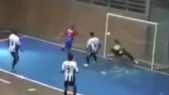 Tετραπλή απόκρουση τερματοφύλακα σε ποδόσφαιρο σάλας! (vid)