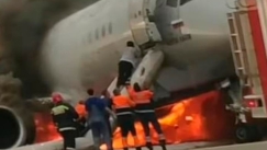 Η στιγμή που ο συγκυβερνήτης σκαρφαλώνει ξανά στο φλεγόμενο αεροπλάνο στην Μόσχα (vid)