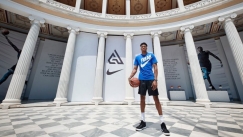 Αντετοκούνμπο: «Κάποτε μοιραζόμουν τα παπούτσια με τον αδερφό μου, τώρα έχω τα δικά μου» (pic)